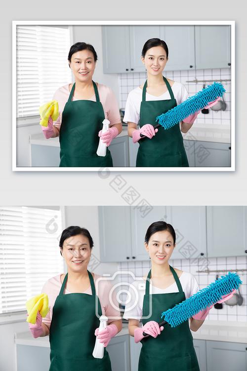 家政服务保洁人员拿着清洁用品工具